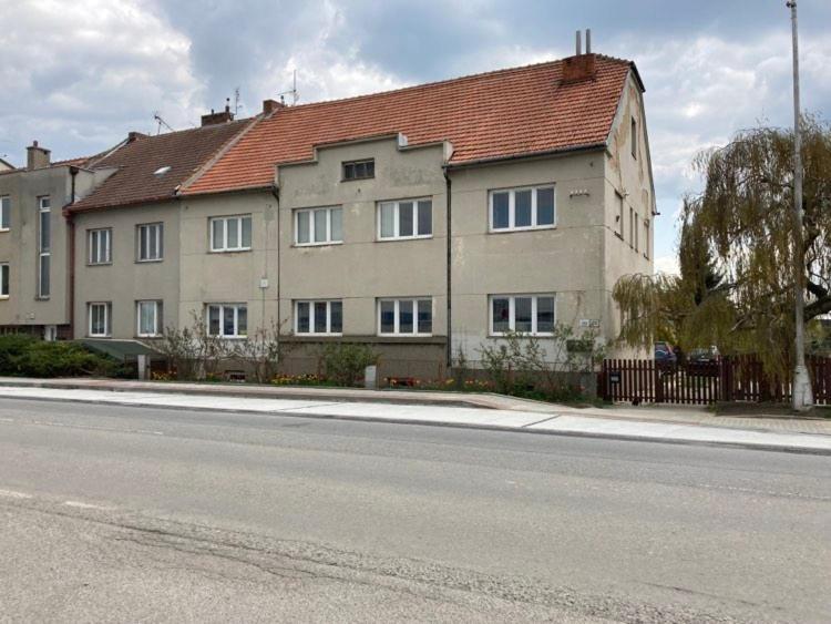 Apartment In The Garden Drzovice Экстерьер фото
